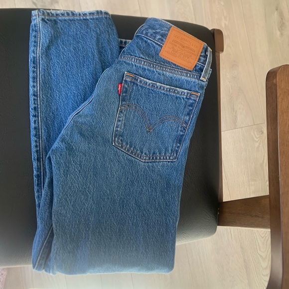 Levi’s wedgie Jean - Picture 2 of 3